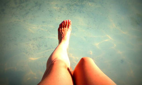 obrázok nôh nad vodou